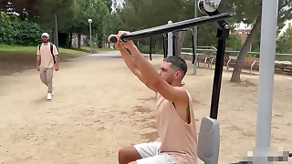 Me cojo a pelo al putito que levant&eacute; en el parque y le dejo freeze leche adentro